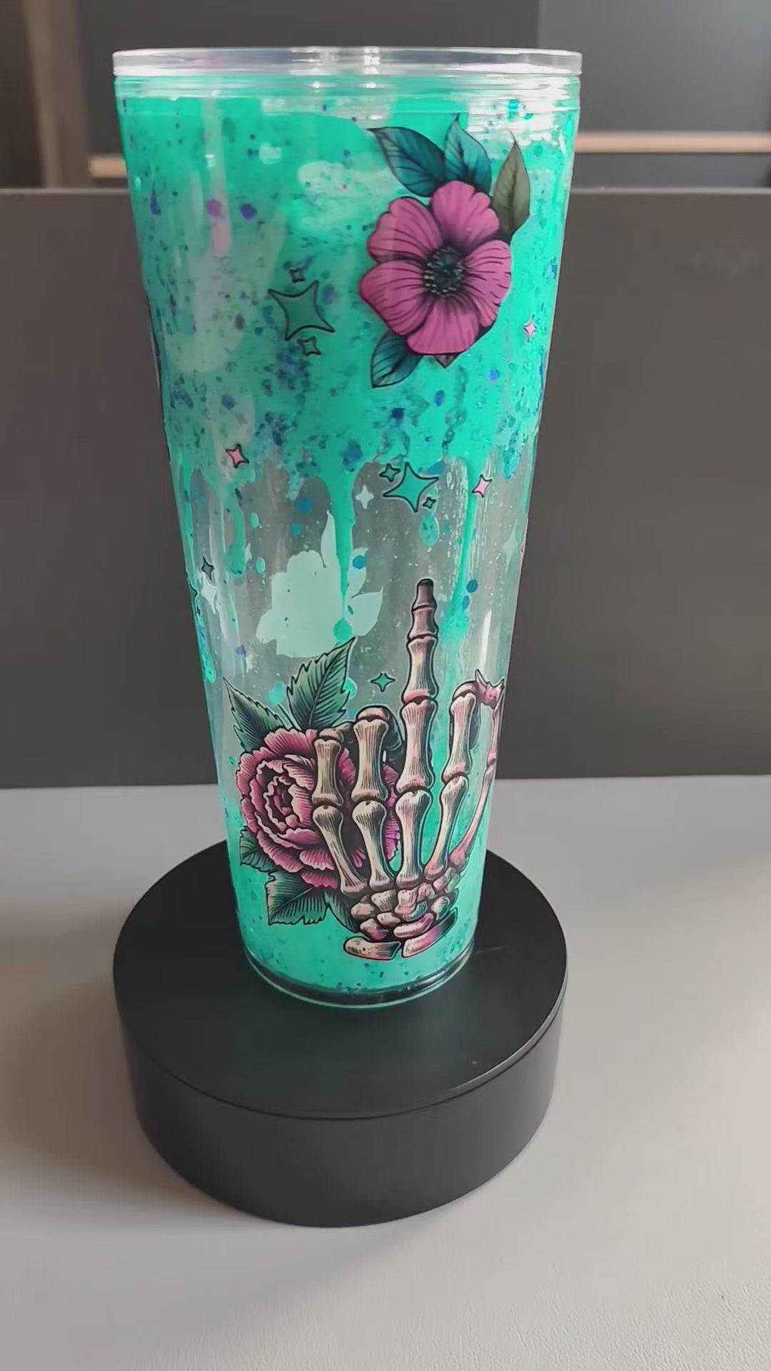 Lavabecher Mittelfinger